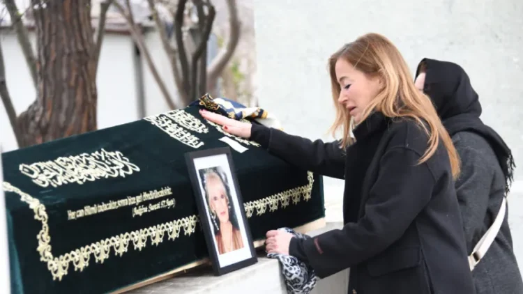 Sosyetenin ünlü ismi annesinden kalan görüntüleri izleyince dondu kaldı