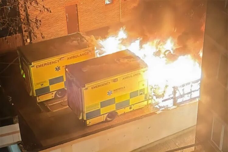 Londra’da Yahudi mahallesinde ambulanslar ateşe verildi