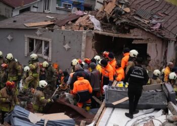 Fatih’te iki bina çöktü: Beş kişi hastaneye kaldırıldı