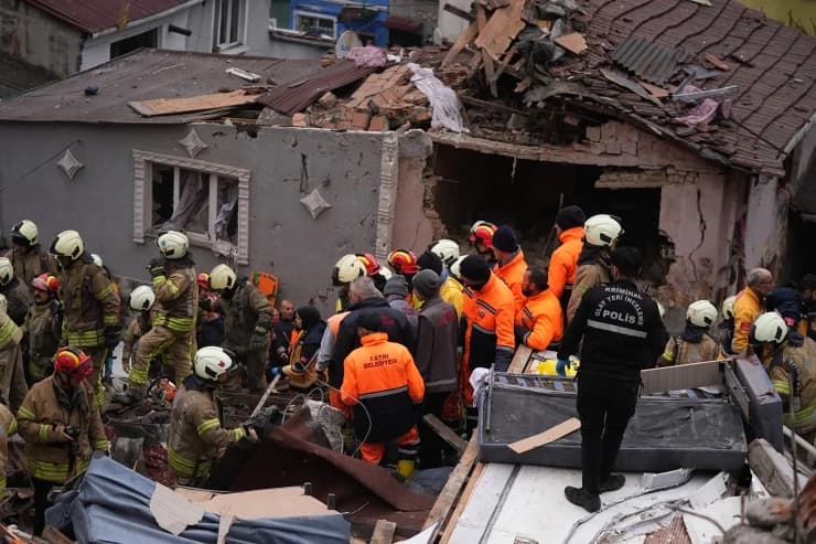 Fatih’te çöken iki bina: Bir kişi hayatını kaybetti