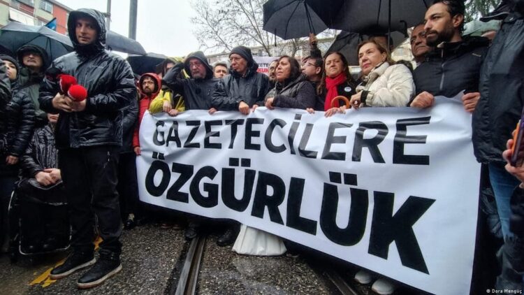 “Tutuklu gazetecilere özgürlük” yürüyüşüne polis engeli