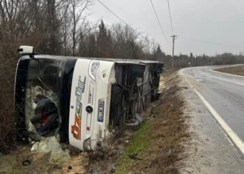 Çatalca’da polisleri taşıyan midibüs devrildi