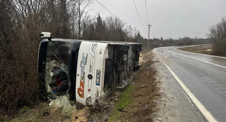 Çatalca’da polisleri taşıyan midibüs devrildi