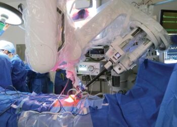 Londra’daki doktor Cebelitarık’taki hastayı robotu yönlendirerek ameliyat etti