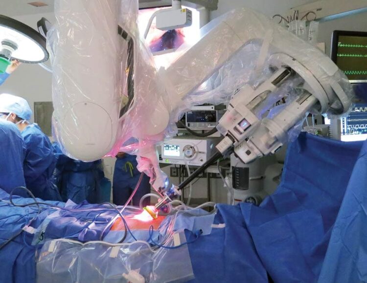 Londra’dan 2 bin 400 kilometre uzaktaki hastayı ameliyat etti